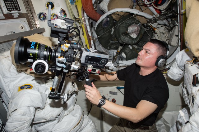 O astronauta Kjell Lindgren com a câmera na Estação Espacial. Foto: NASA.